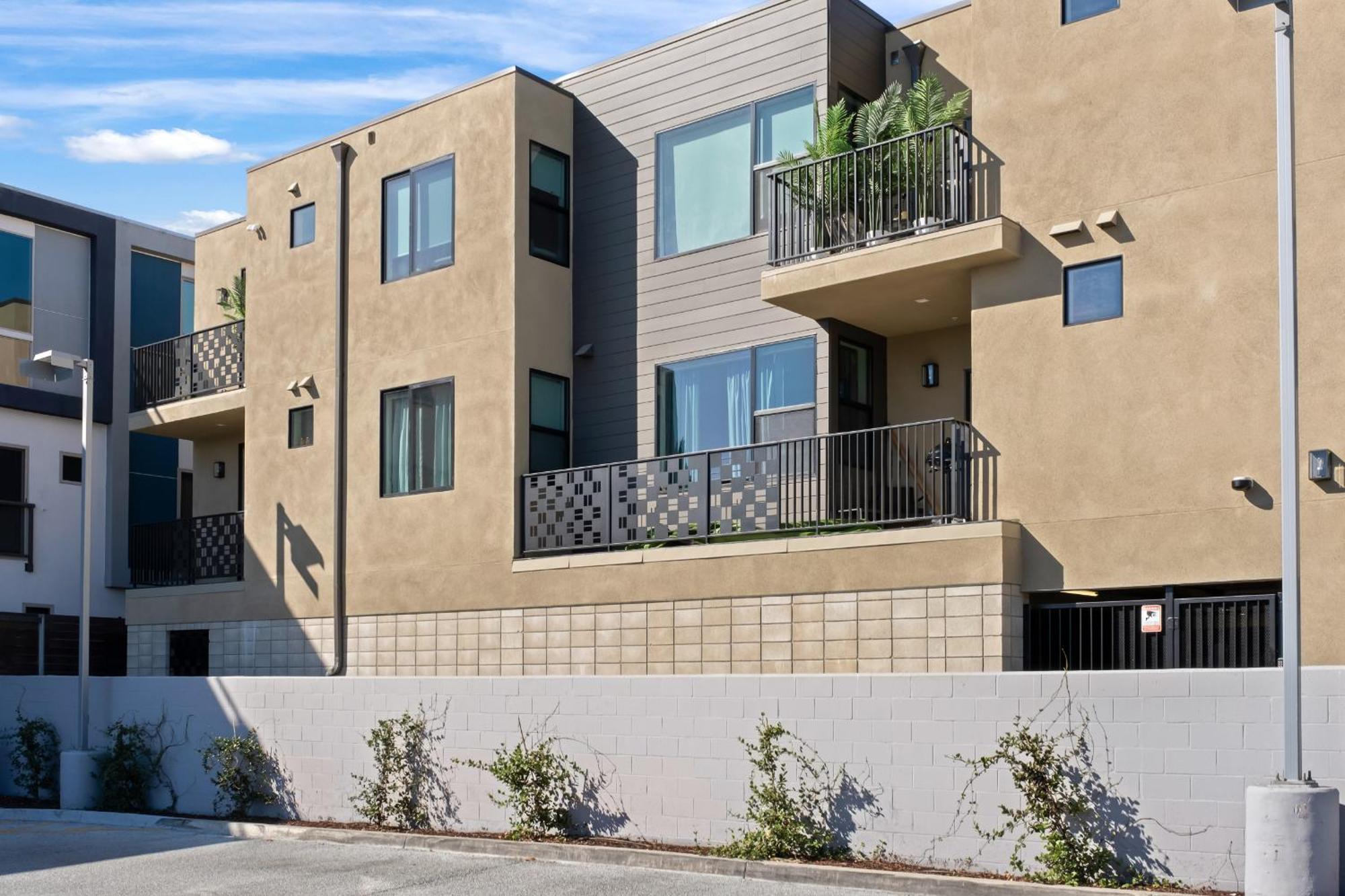Apartment Modern 2 Bedroom King Bed Evcharger Pet-friendly Balcony *
