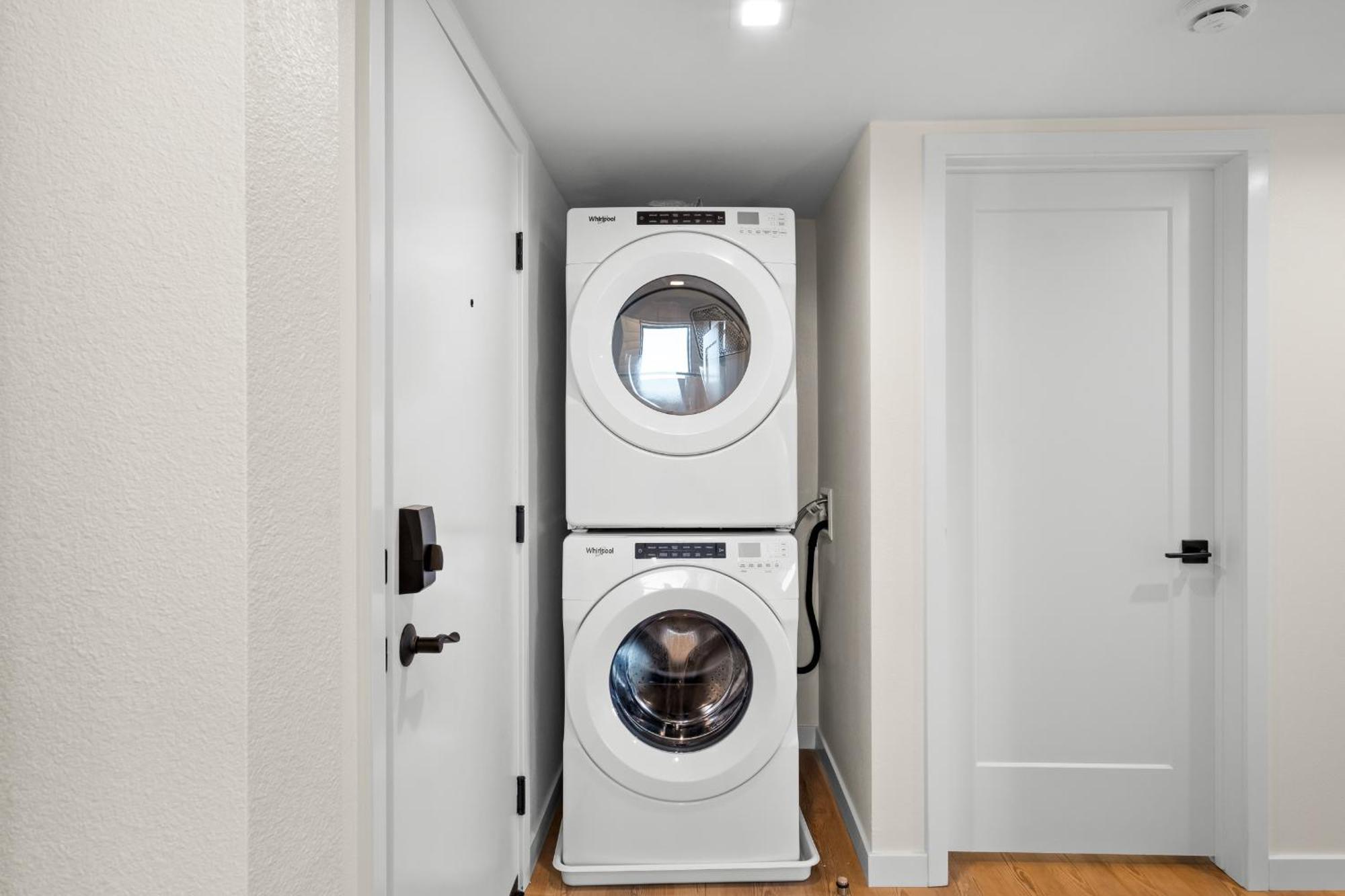 Modern 2 Bedroom King Bed Evcharger Pet-friendly Balcony