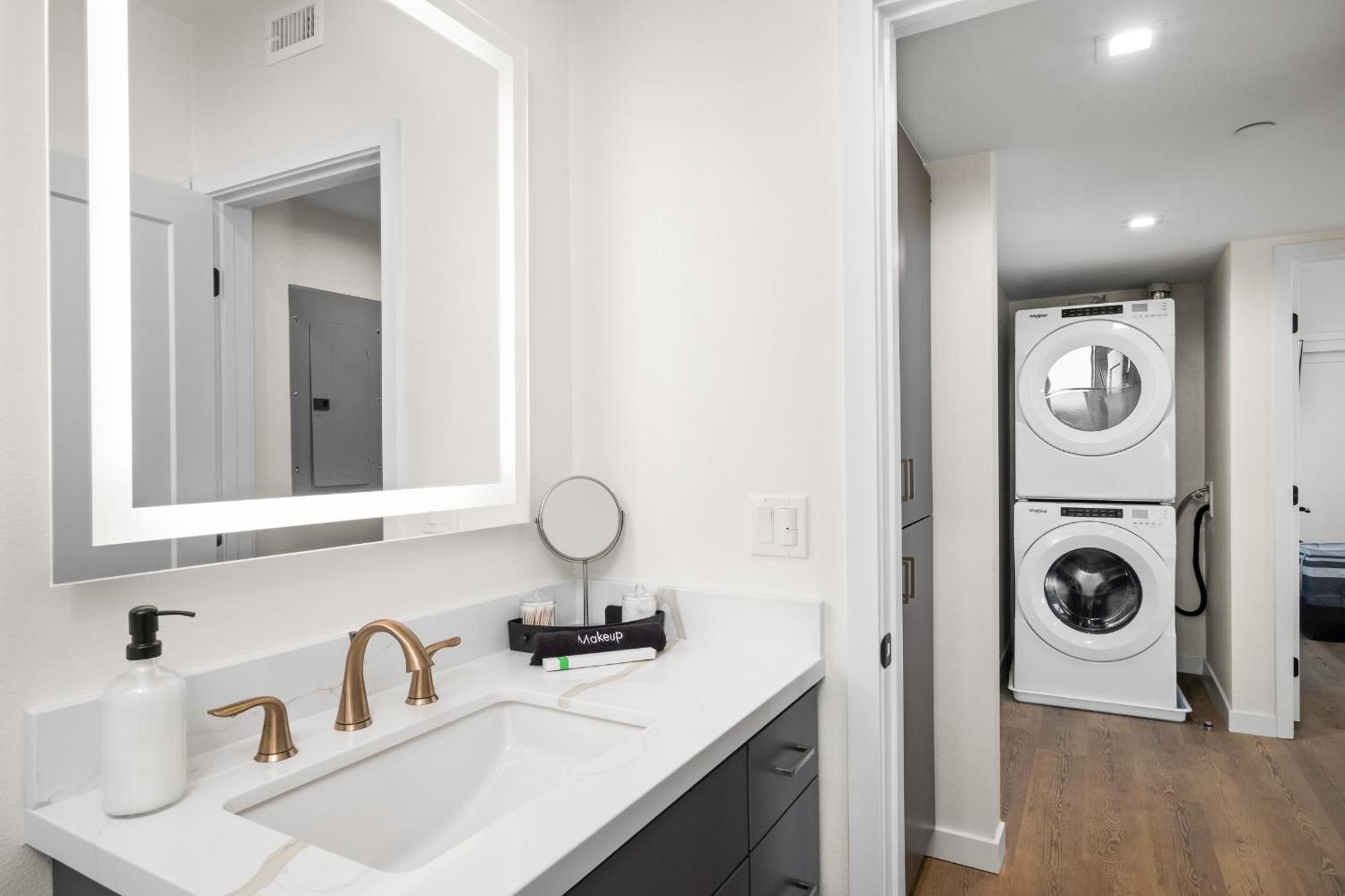 Modern 2 Bedroom King Bed Evcharger Pet-friendly Balcony Apartment *