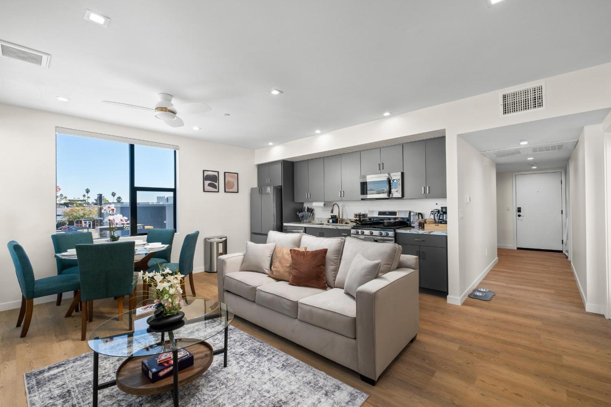 Modern 2 Bedroom King Bed Evcharger Pet-friendly Balcony Apartment San Diego
